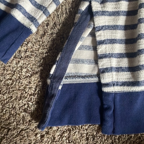 Old navy striped sweater - Picture 2 of 3